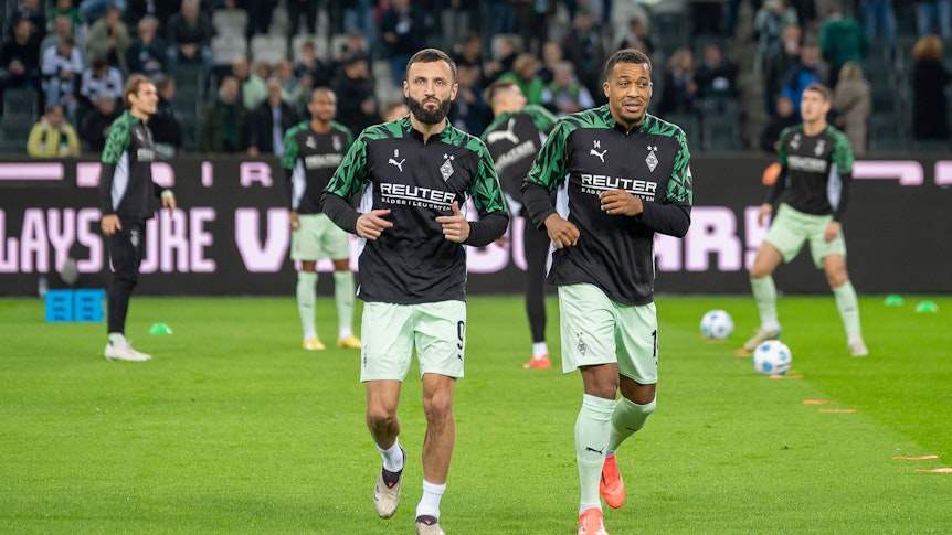 Franck Honorat und Alassane Plea beim Aufwärmen.
