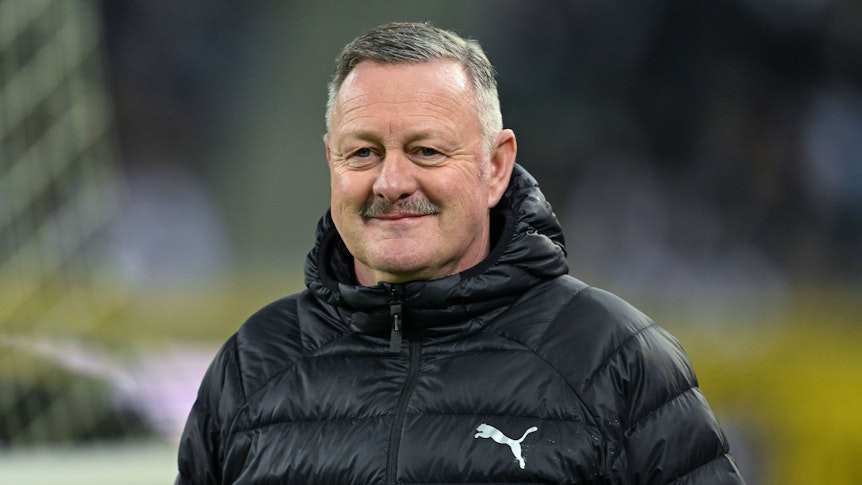 Roland Virkus lächelt vor der Partie gegen St. Pauli.