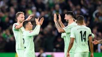 Die Profis von Borussia Mönchengladbach bejubeln einen Treffer.