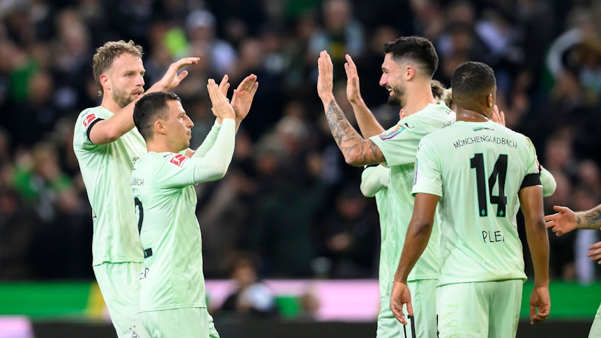 Die Profis von Borussia Mönchengladbach bejubeln einen Treffer.