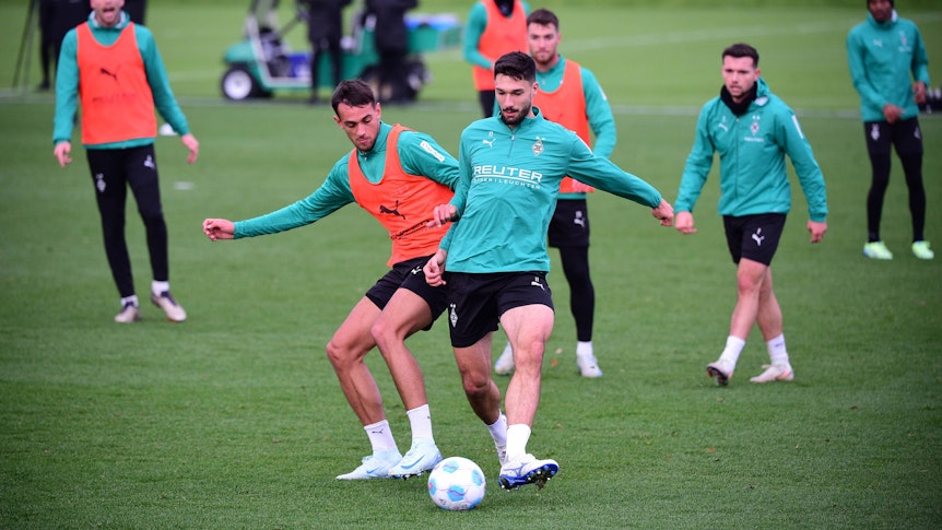 Die Gladbach-Profis Fabio Chiarodia und Tim Kleindienst kämpfen am Mittwoch im Training um den Ball.