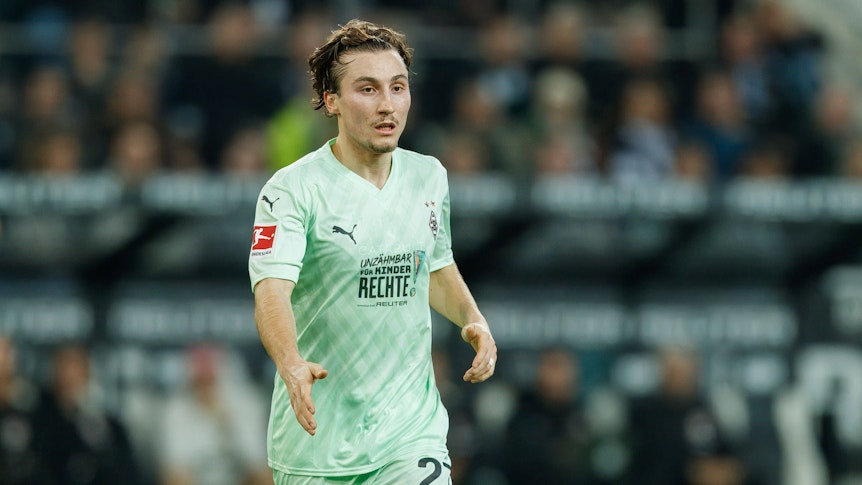 Borussia Mönchengladbachs Rocco Reitz fordert im Bundesliga-Spiel gegen den FC St. Pauli mit einer Geste den Ball.