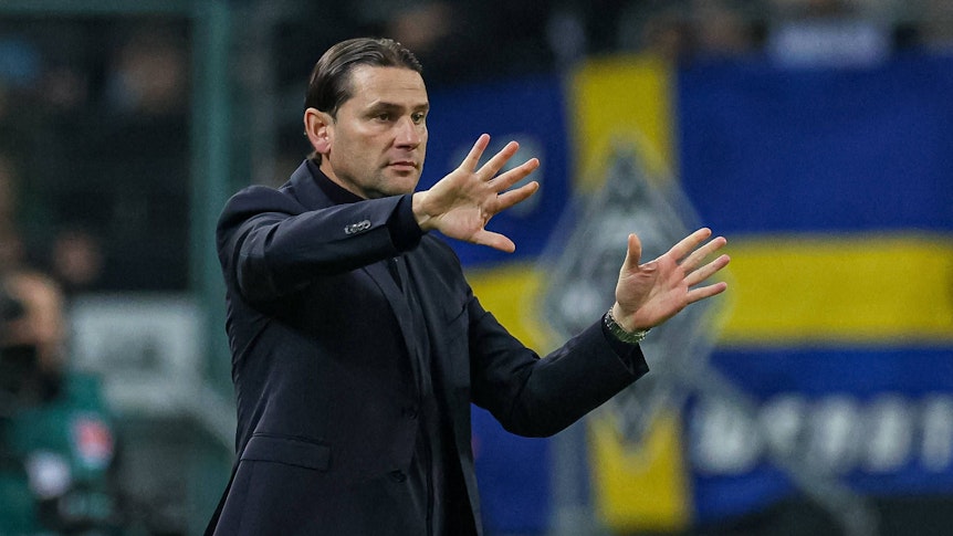 Borussia Mönchengladbachs Trainer Gerardo Seoane gibt im Bundesliga-Spiel gegen den F St. Pauli an der Seitenlinie Anweisungen.