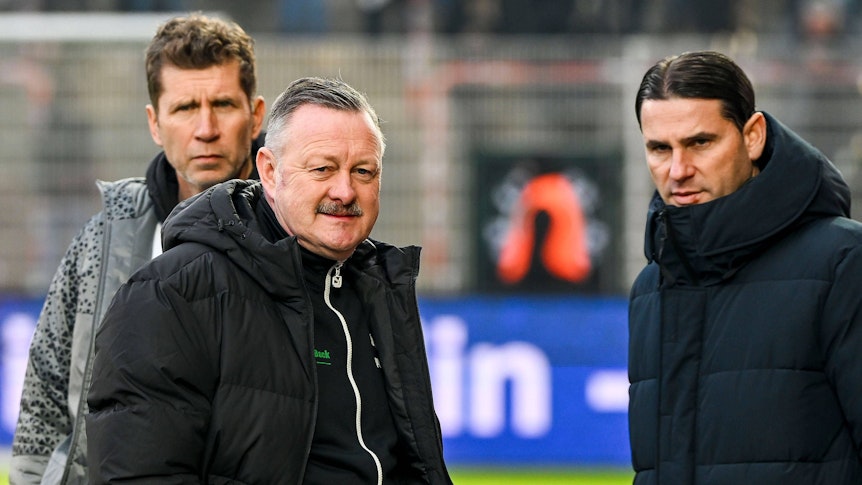 Roland Virkus und Gerardo Seoane am Seitenrand.