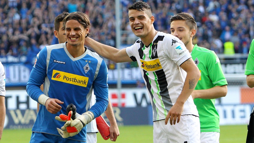 Yann Sommer und Granit Xhaka freuen sich nach einem Gladbach-Sieg auf dem Platz.