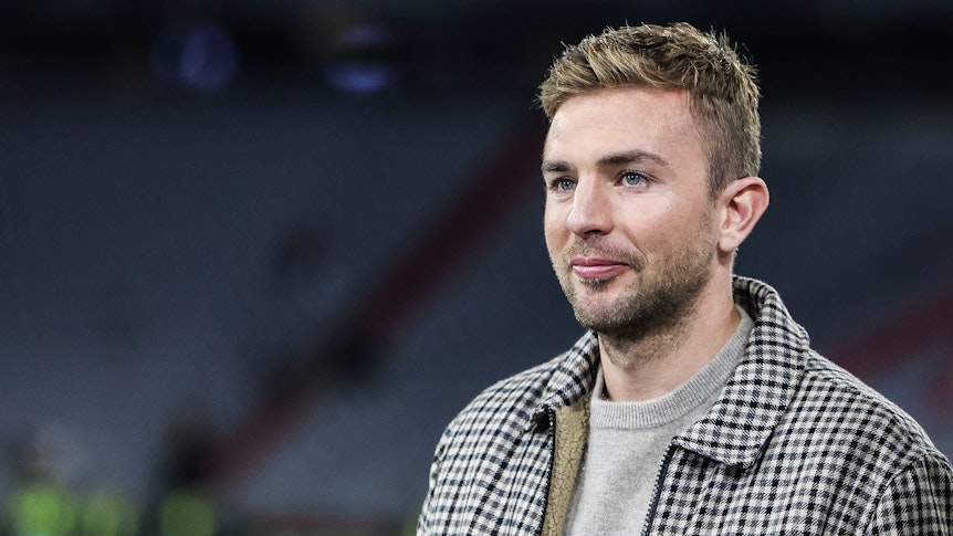 Christoph Kramer im Mantel als Experte.