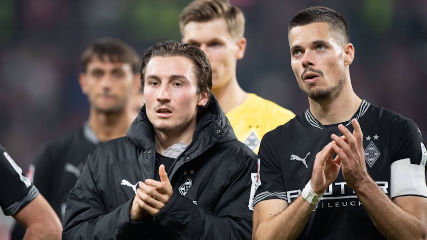 Rocco Reitz und Julian Weigl applaudireren den Fans.