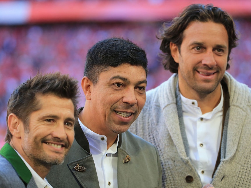 Die Bayern-Legenden Bixente Lizarazu, Giovanne Elber und Luca Toni (v.l.n.r.) lächeln am 21. September 2019 in die Kamera.