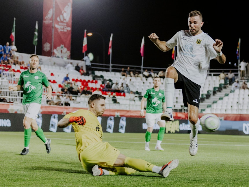 Deutschlands Christoph Kramer springt im WM-Spiel gegen Bulgarien über den grätschenden Torwart.