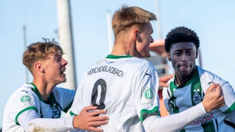 Nachwuchsspieler von Borussia Mönchengladbach bejubeln späten Ausgleich.