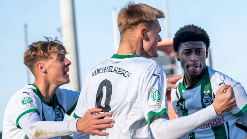 Nachwuchsspieler von Borussia Mönchengladbach bejubeln späten Ausgleich.