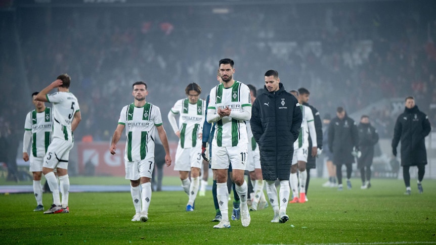 Angeschlagene Spieler von Borussia Mönchengladbach nach einer Niederlage.