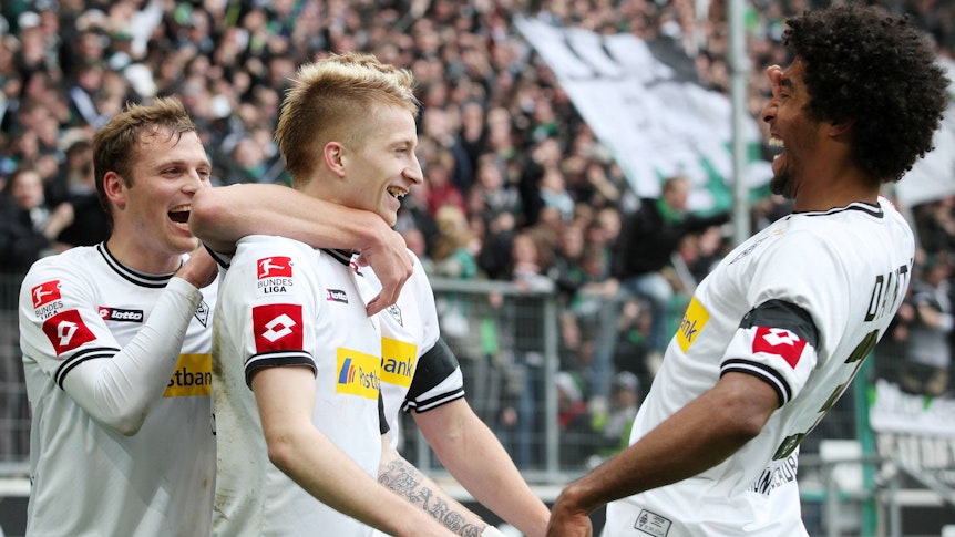 Tony Jantschke, Marco Reus und Dante feiern ein Tor.