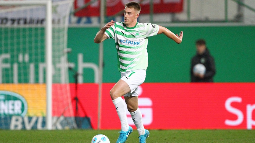 Gian Luca Itter dribbelt den Ball im Fürth-Trikot.