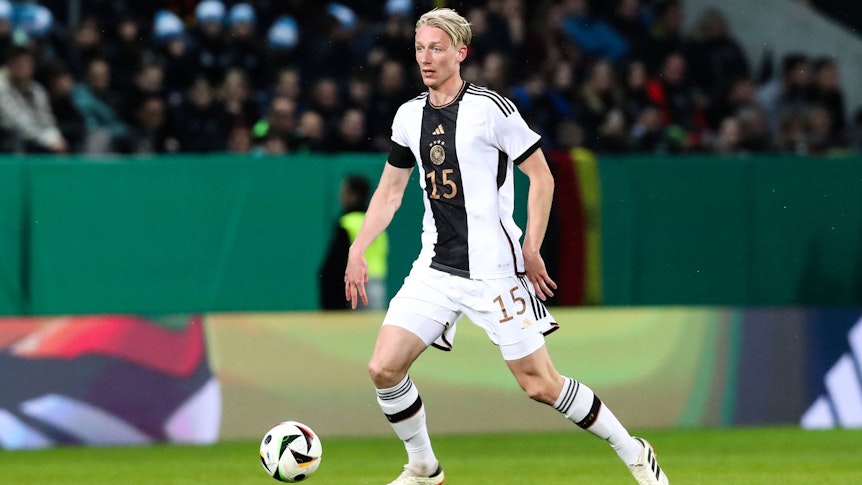 Colin Kleine-Bekel im DFB-Trikot am Ball.
