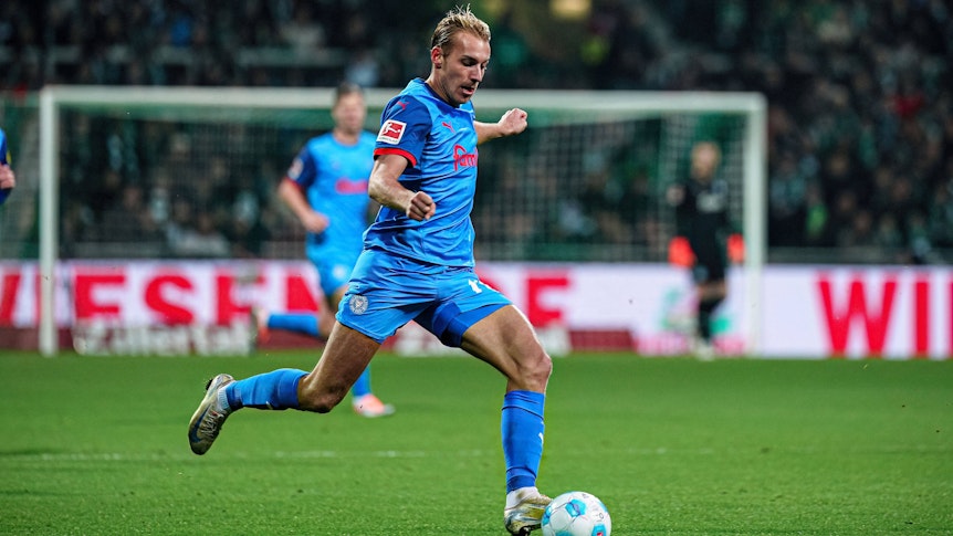 Kiel-Profi Timo Becker dribbelt mit dem Ball.