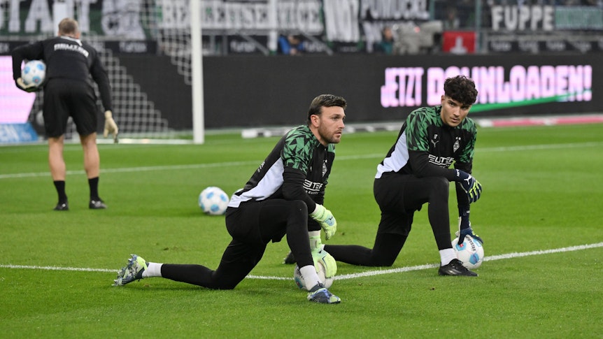 Tobias Sippel und Tiago Pereira Cardoso beim Aufwärmen. Der junge Keeper schaut zu Sippel rüber.