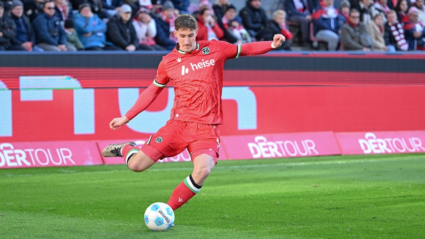 Phil Neumann holt zur Flanke aus.