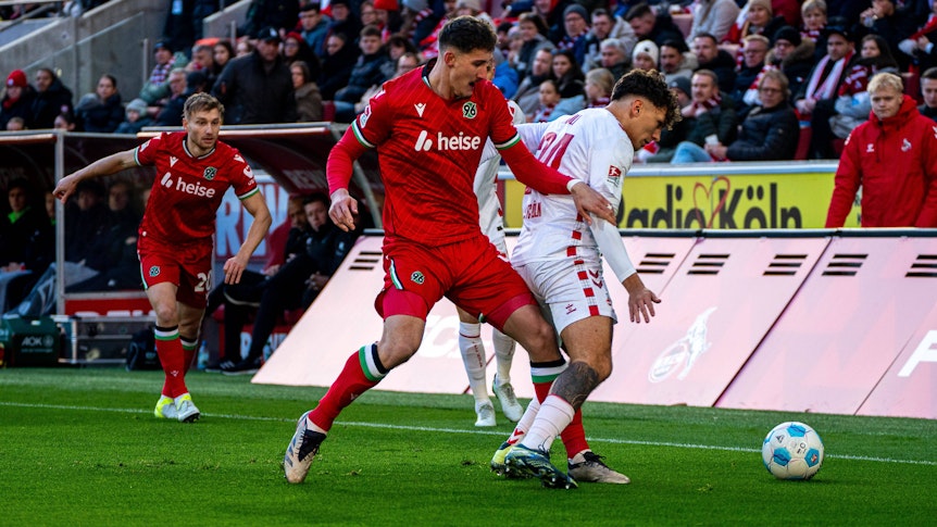 Phil Neumann versucht gegen Julian Pauli den Ball zu erobern.
