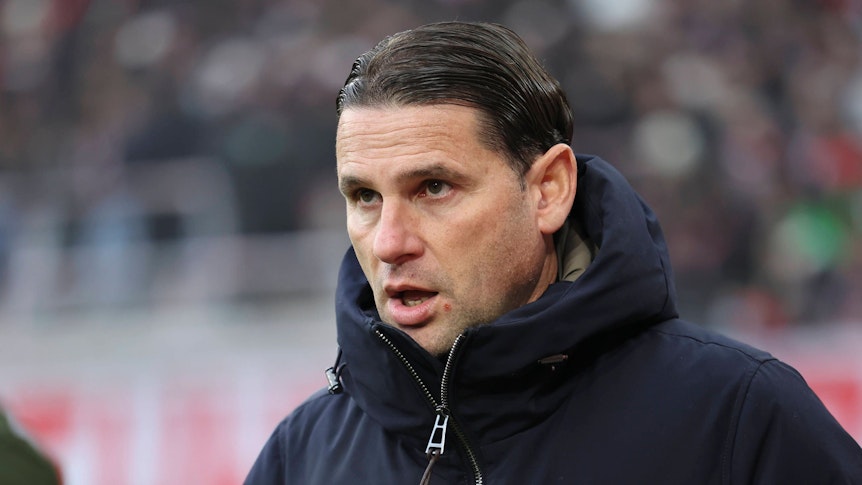 Borussia Mönchengladbachs Trainer Gerardo Seoane steht beim Auswärtsspiel in Freiburg an der Seitenlinie und hat den Mund leicht geöffnet.