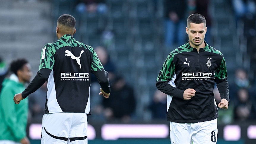 Borussia Mönchengladbachs Julian Weigl läuft sich vor dem Spiel gegen Werder Bremen auf dem Platz warm.