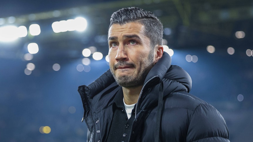 Borussia Dortmunds Trainer Nuri Sahin steht beim Spiel gegen den FC Bayern München am Seitenrand und verzieht den Mund.