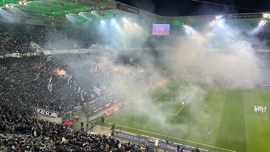 Die Nordkurve von Borussia Mönchengladbach vor Anpfiff gegen den BVB.