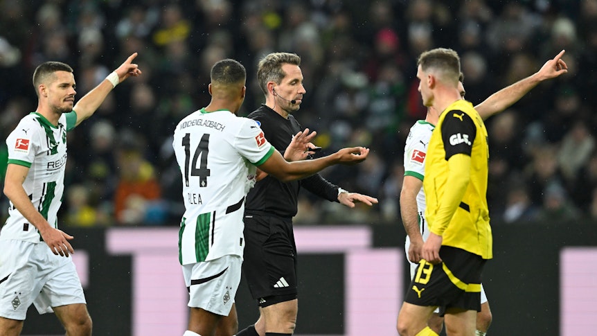 Gladbacher Spieler beschweren sich bei Schiedsrichter Tobias Stieler.