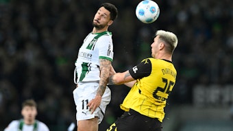 Borussia Mönchengladbachs Tim Kleindienst und Borussia Dortmunds Niklas Süle kämpfen im Kopfballduell um den Ball.