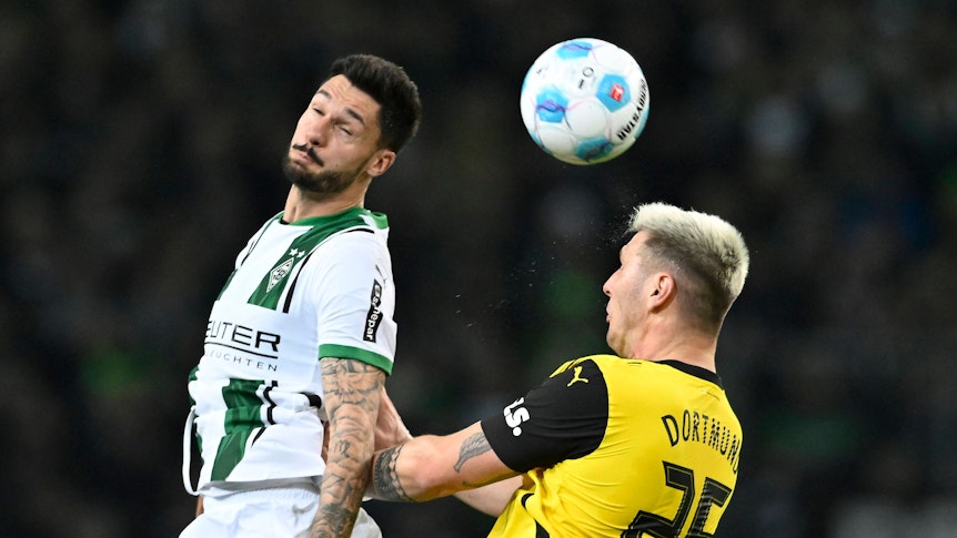 Borussia Mönchengladbachs Tim Kleindienst und Borussia Dortmunds Niklas Süle kämpfen im Kopfballduell um den Ball.