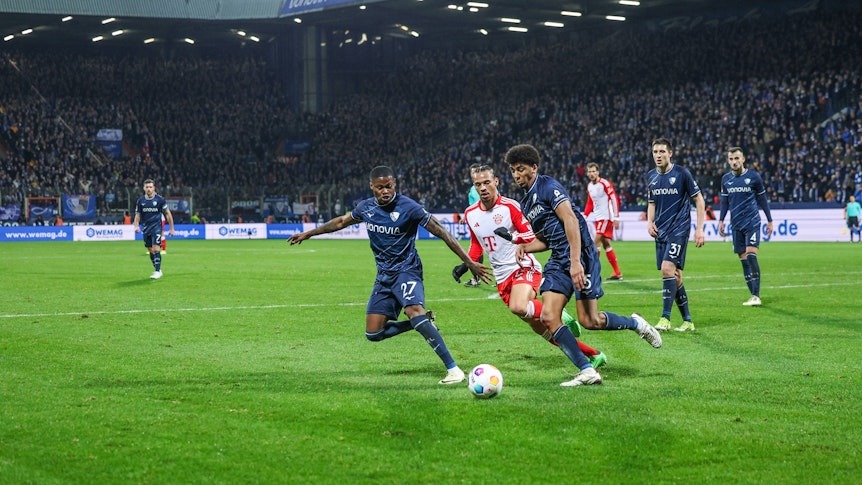 Zwei Bochum-Spieler behaupten den Ball gegen Leroy Sané.
