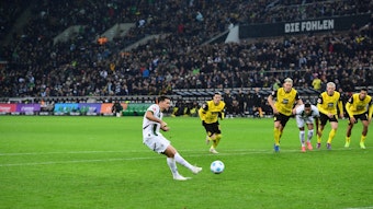 Kevin Stöger schießt einen Elfmeter gegen Dortmund.