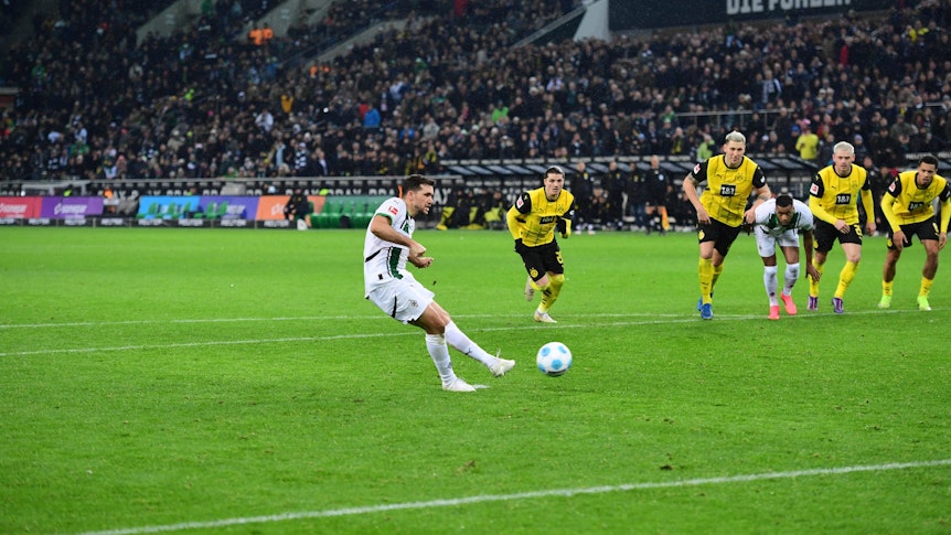 Kevin Stöger schießt einen Elfmeter gegen Dortmund.