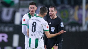 Tobias Stieler in einer Diskussion mit Julian Weigl.