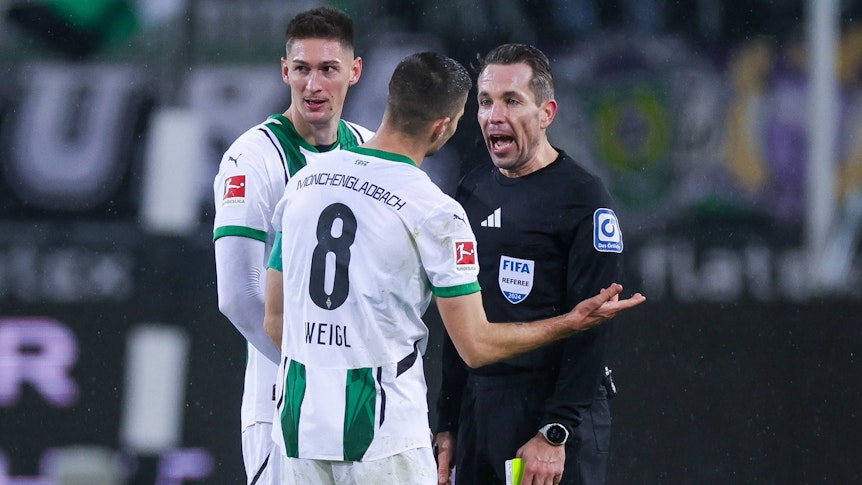 Tobias Stieler in einer Diskussion mit Julian Weigl.
