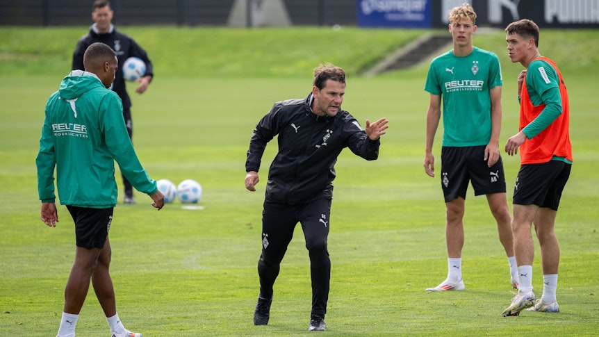 Gerardo Seoane gibt im Training Anweisungen.