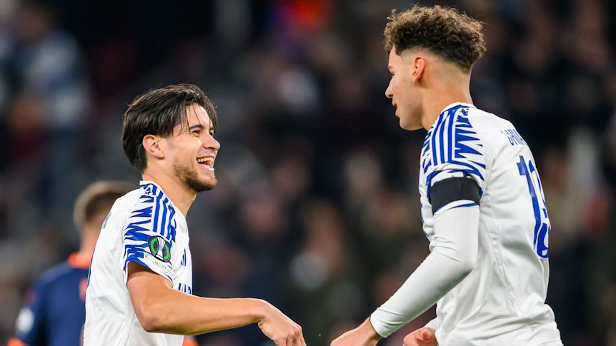 Die Kopenhagen-Profis Kevin Diks und Amin Chiakha stehen sich im Conference-League-Spiel gegen Istanbul Basaksehir lachend auf dem Platz gegenüber.