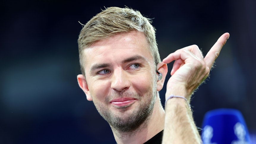TV-Experte Christoph Kramer macht mit der Hand eine Geste und lächelt.