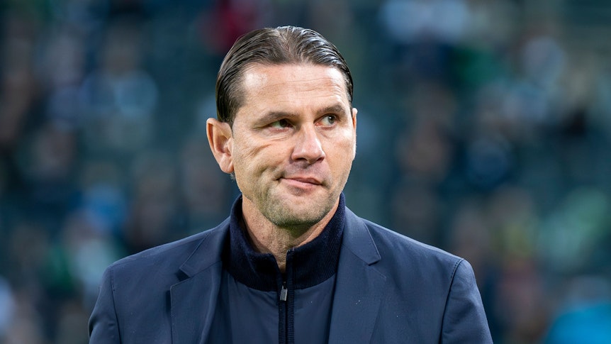 Borussia Mönchengladbachs Trainer Gerardo Seoane betritt beim Spiel gegen den FC St. Pauli das Stadion und verzieht den Mund.
