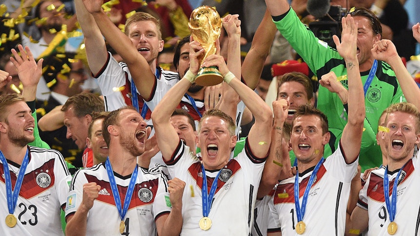 Die deutschen Nationalspieler jubeln nach dem Final-Sieg gegen Argentinien in Rio mit dem WM-Pokal über den Titel.