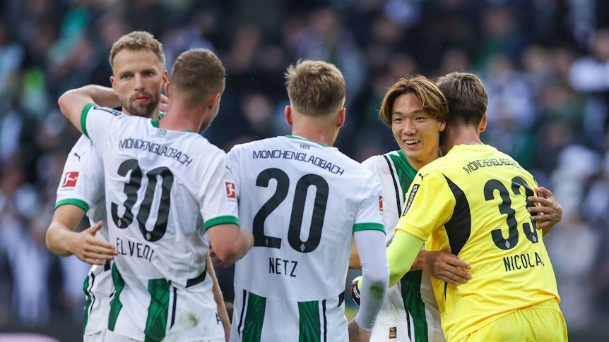 Die Gladbach-Profis Marvin Friedrich, Nico Elvedi, Luca Netz, Ko Itakura und Moritz Nicolas jubeln gemeinsam im Bundesliga-Spiel gegen Union Berlin.