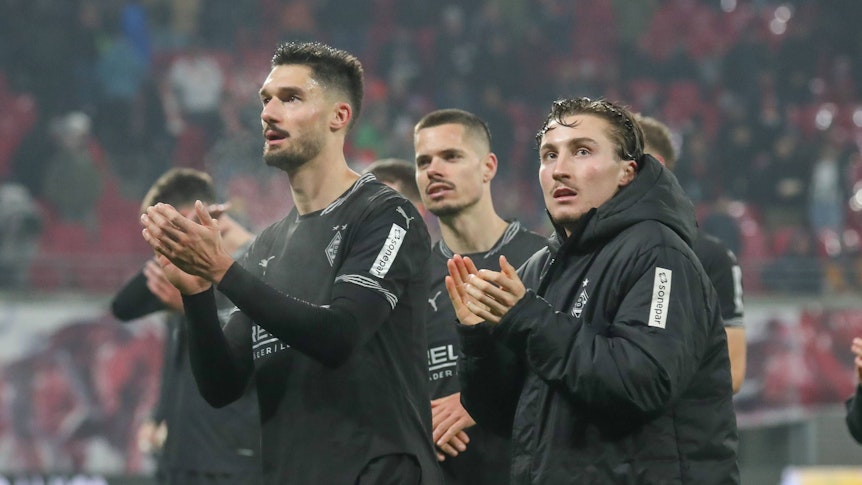 Die Gladbach-Profis Tim Kleindienst, Julian Weigl und Rocco Reitz applaudieren den Fans nach dem Spiel bei RB Leipzig.