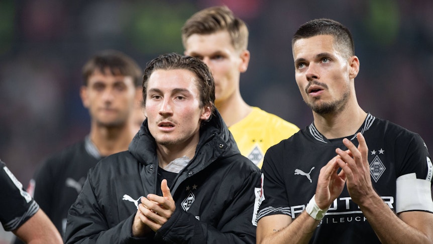 Rocco Reitz und Julian Weigl klatschen den Fans entgegen.