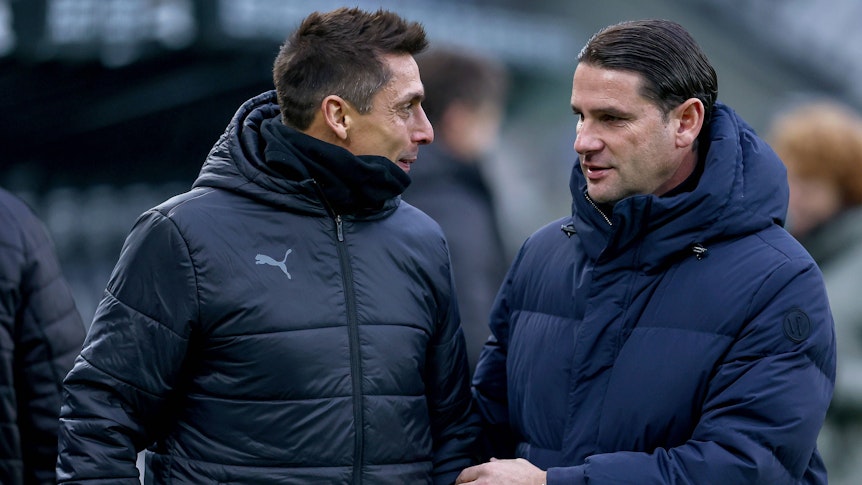 Marcel Rapp und Gerardo Seoane unterhalten sich am Spielfeldrand.