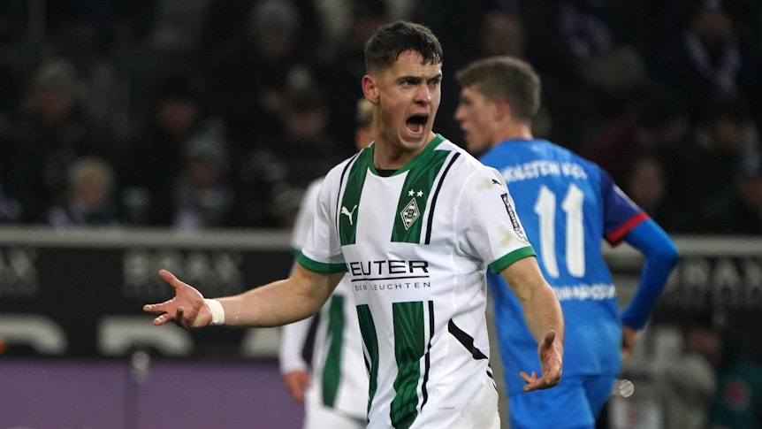 Borussia Mönchengladbachs Philipp Sander beschwert sich und gestikuliert im Bundesliga-Spiel gegen Holstein Kiel auf dem Platz.