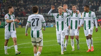 Profis von Borussia Mönchengladbach bejubeln einen Treffer.
