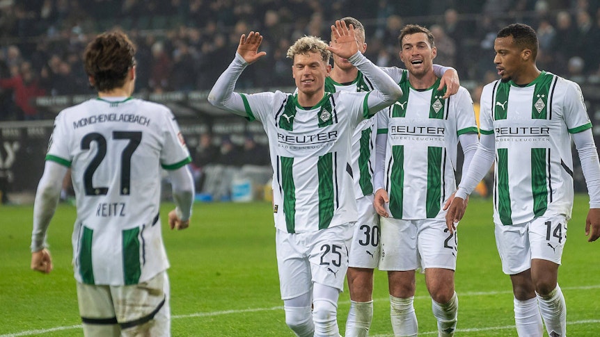 Profis von Borussia Mönchengladbach bejubeln einen Treffer.