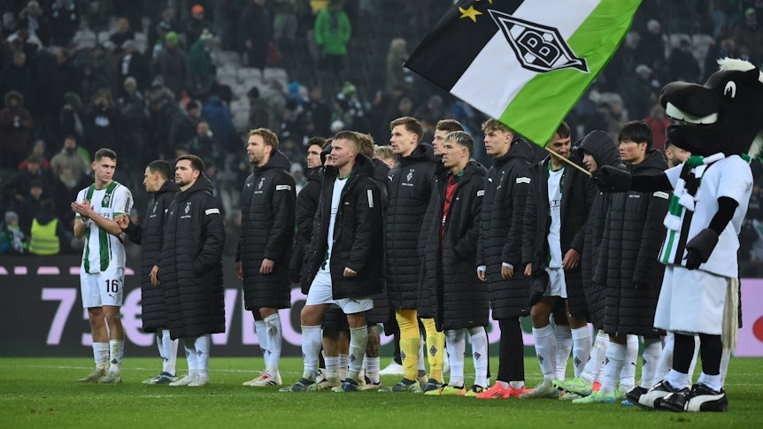 Spieler von Borussia Mönchengladbach feiern mit den Fans.