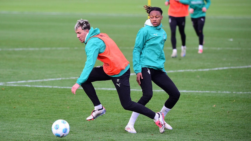 Noah Pesch und Yvandro Borges Sanches kämpfen im Training von Borussia Mönchengladbach um den Ball.