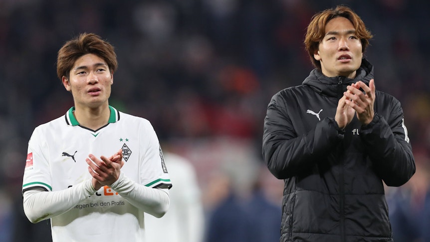 Ko Itakura und Shio Fukuda applaudieren den Fans.